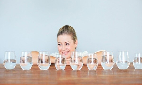 Các chuyên gia khuyên bạn uống 2,2 lít nước mỗi ngày
